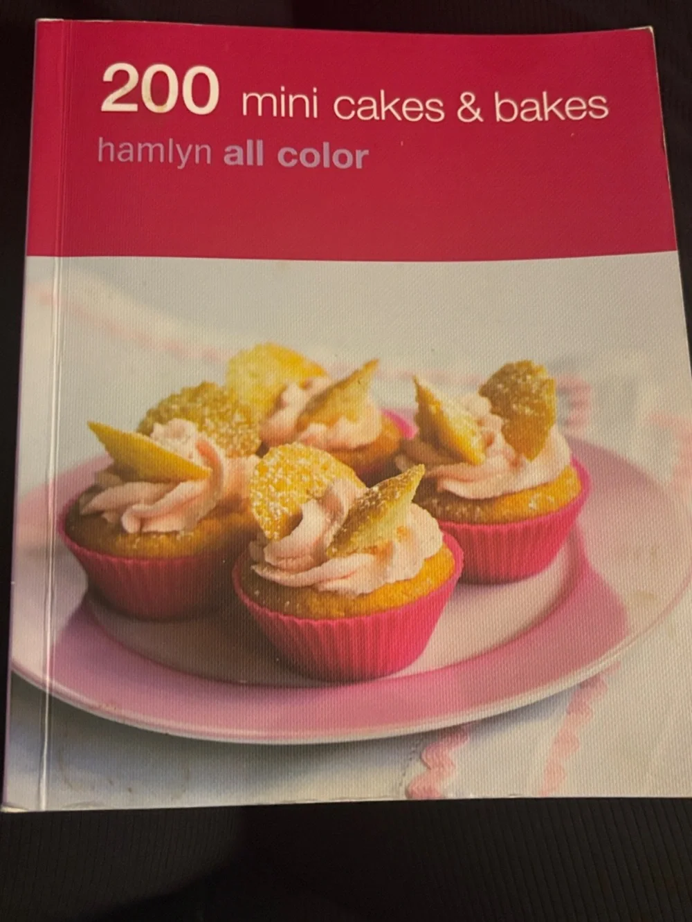 Hamlyn 200 Mini Cakes & Bakes Recipe Book - Pink Cover